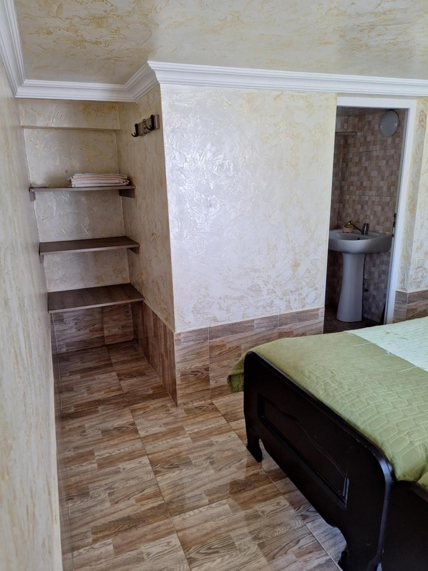 More Teona Gonio Room photo